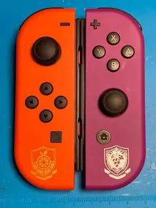 Joy-Con orange et violet montés